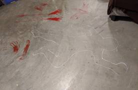 фотография контура убитого и кровавых отпечатков на полу
