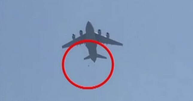 Люди падают с самолета. Люди в самолете. Самолет на полосе. Падение американского военного самолета при взлете.