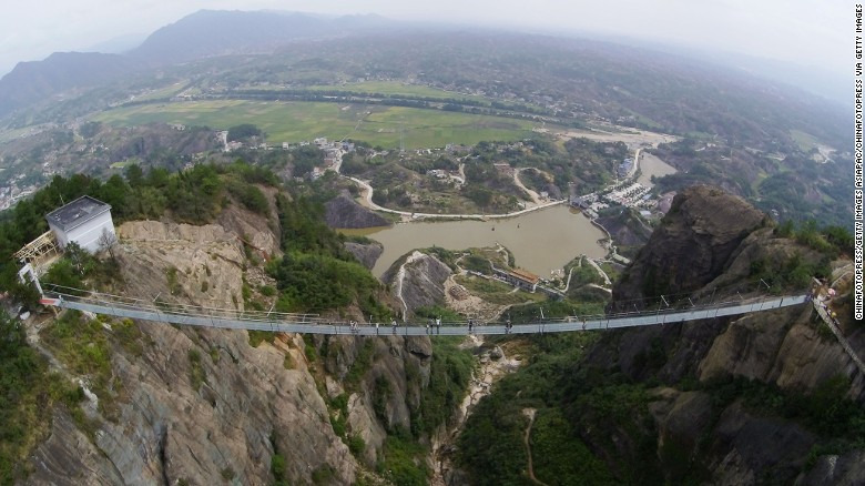 В Китае открыли первый стеклянный мост. рис 2