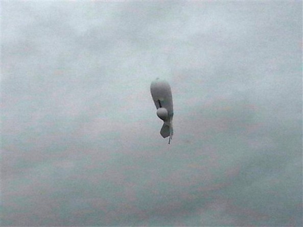 Foto que muestra el dirigible militar que soltó sus amarras el miércoles 28 de octubre de 2015 en Bloomsburg, Pennsylvania, EEUU.