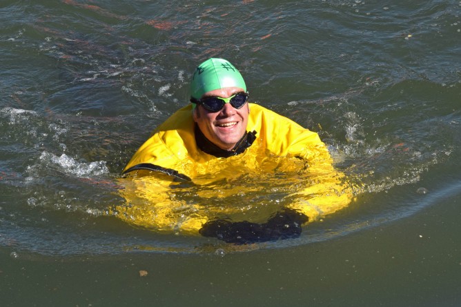 Популярное: Защитник окружающей среды устроил заплыв в канале Гованус. Снова.