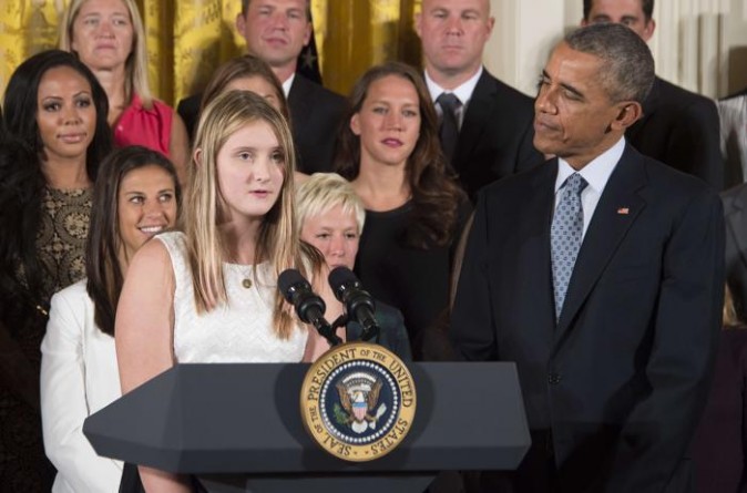 Популярное: Una niña de 13 años lee en la Casa Blanca una carta conmovedora pidiendo una mayor igualdad de género en el deporte