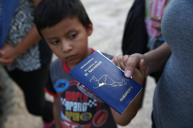 Популярное: Texas deniega la partida de nacimiento a hijos de inmigrantes