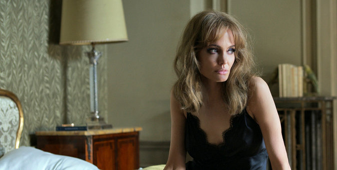 Популярное: Angelina Jolie Pitt Is Behind Closed Doors in ‘By the Sea’