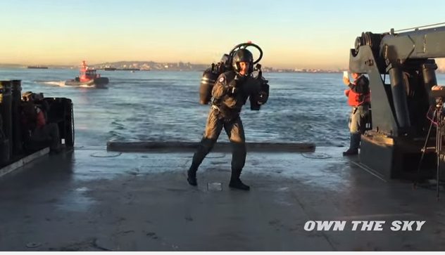 Популярное: Man Flies Jetpack Around Statue of Liberty