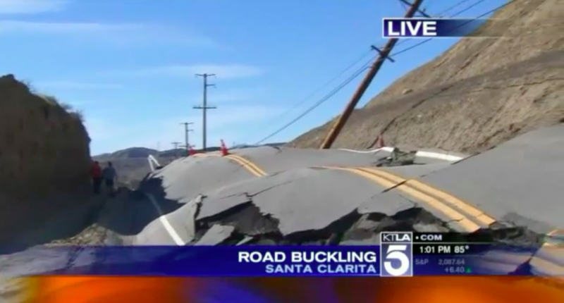 Видео: Оползень на Vasquez Canyon Road -- дорога закрыта на неопределенное время
