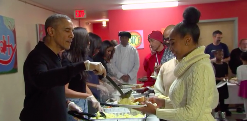 Популярное: Президент Обама с семьей угостили нуждающихся ветеранов обедом ко Дню благодарения