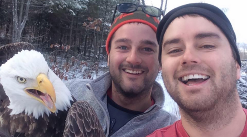 В мире: Братья из Канады спасли орла... и сделали незабываемое селфи