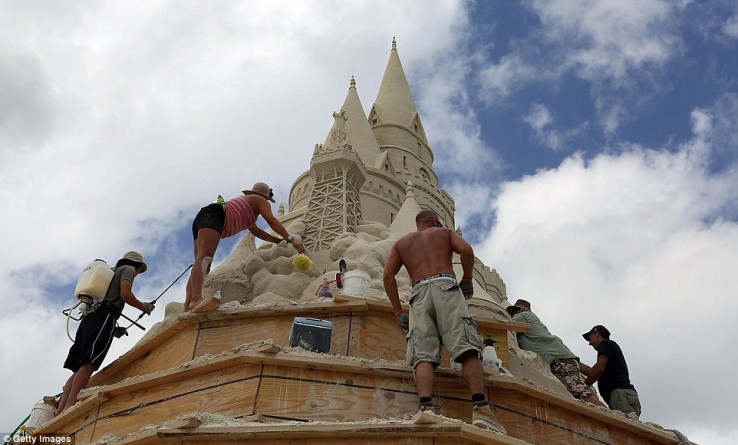 Популярное: They're going to need a bigger bucket! Twelve sculptors use 1,800 tons of sand to build the world's tallest sand castle