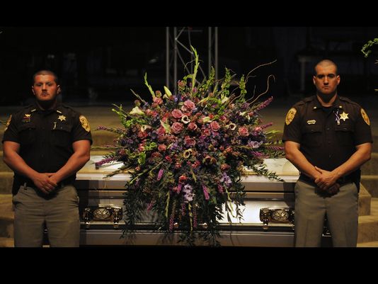Популярное: Deputies watch over casket of slain officer's daughter