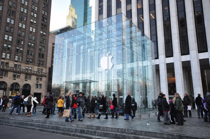 Популярное: В центральном магазине Apple в Нью-Йорке был задержан мужчина, размахивающий самурайским мечом