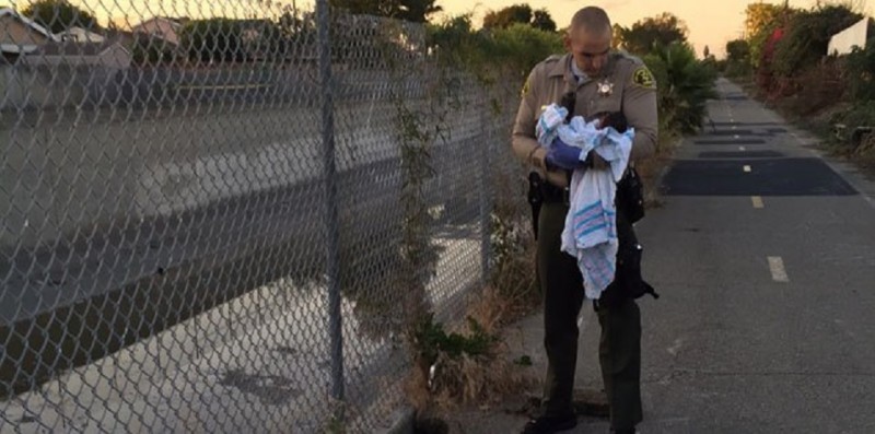 Популярное: Agentes rescatan  bebé recién nacido enterrado en Compton  