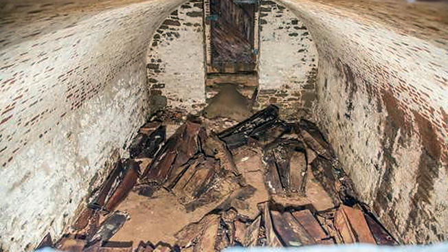 Популярное: New Photos Show Caskets in Greenwich Village's Unearthed Burial Vault
