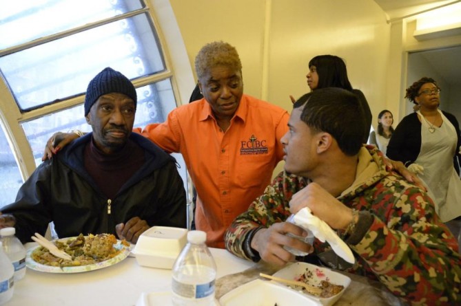 Популярное: Iglesia de Harlem cocina comida de Acción de Gracias para personas sin hogar