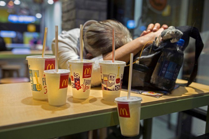 Популярное: 'McRefugiados': personas sin hogar viven y mueren en los restaurantes de McDonald's de Hong Kong