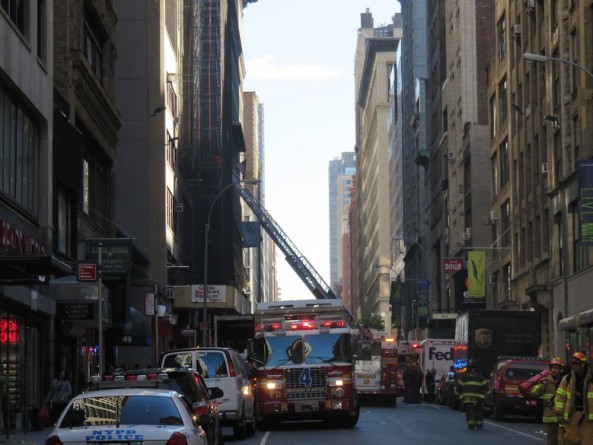 Las autoridades respondieron a la escena del colapso en la calle 38.