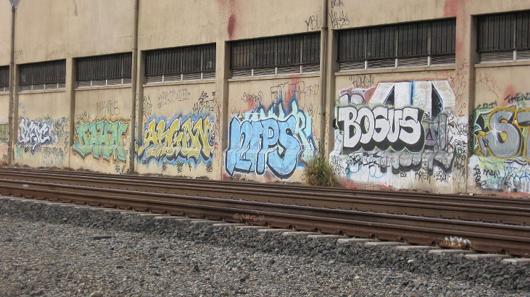 Популярное: "PUNKS" GRAFFITI VANDALS BUSTED, COPS SAY