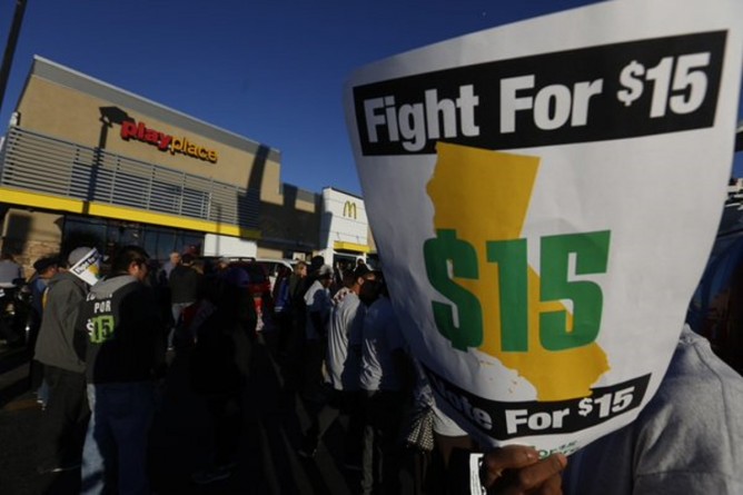Популярное: Protestas para aumentar sueldo mínimo a 15 dólares llegan a McDonald’s