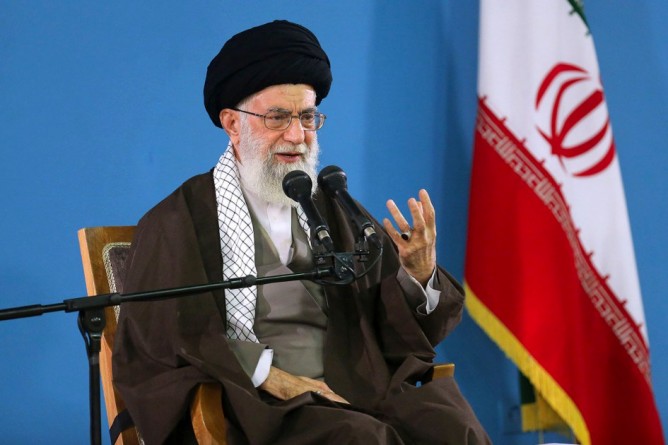 Популярное: El Ayatollah aclara que la "muerte a América" no significa la "muerte de los americanos"