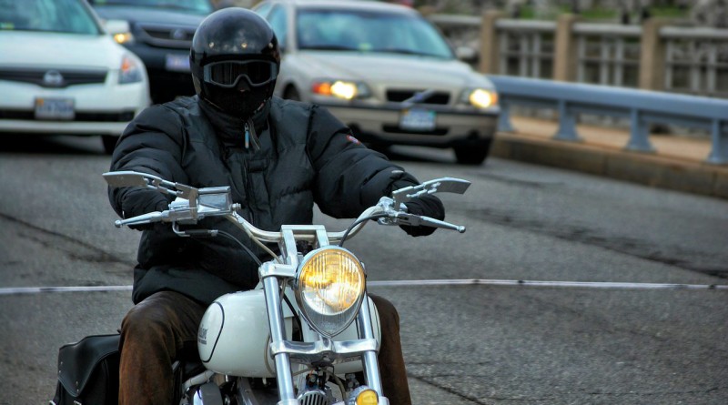 Происшествия: Шлем спас мотоциклиста от ужасной смерти под колесами грузовика