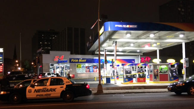 Популярное: Cop Stumbles Upon Gas Station Robbery in Newark, Shoots Suspect: Prosecutors