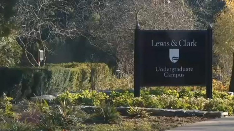 Популярное: La policía investiga un ataque a un estudiante negro del Lewis and Clark College, como un posible crimen de odio