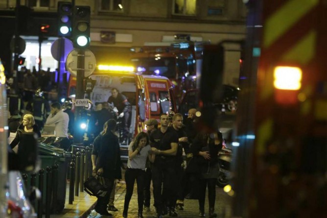 В мире: Теракт в Париже: до 60 погибших и 100 заложников