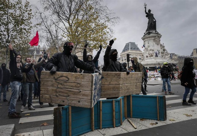 В мире: Демонстрация экологов привела к массовым беспорядкам в Париже