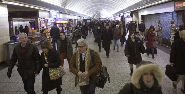 Популярное: La policía busca hombre armado tras un tiroteo cerca de la Estación del metro en Manhattan