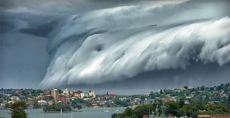 В мире: На Австралию обрушилось “цунами из облаков”
