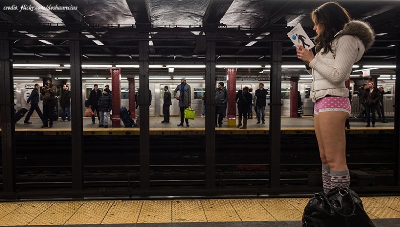 Видео: "Оставьте свои штаны дома": пятнадцатый ежегодный No Pants Subway Ride