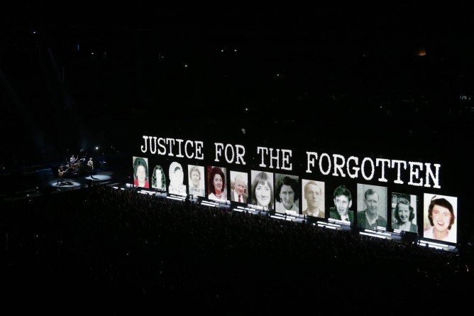 В мире: U2 выступили в Париже: "Сегодня мы все парижане"