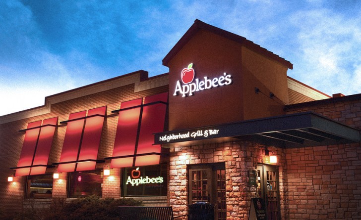 Происшествия: Честный официант из Applebee’s вернул посетителям $32 000, забытые на столе
