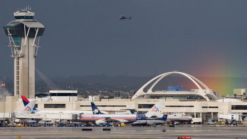 Происшествия: Самолёт American Airlines совершил вынужденную посадку в аэропорту Лос-Анджелеса