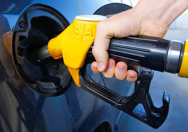 Бизнес: Водители Лос-Анджелеса платят за бензин на 75 центов больше средней цены