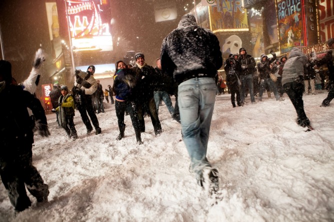 Популярное: Times Square Snowball Fight Breaks Out During Blizzard