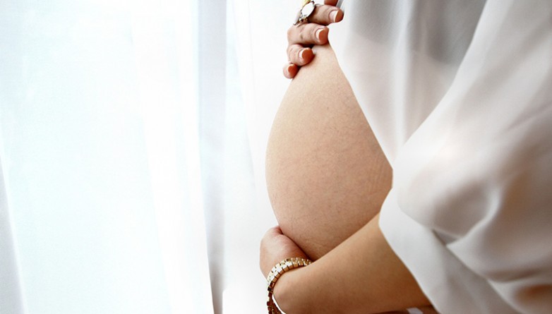 Популярное: Суррогатную мать, вынашивающую тройняшек, вынуждают сделать аборт