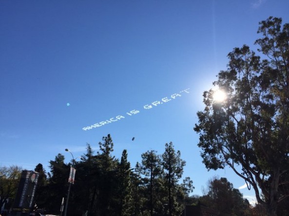 Знаменитости: В калифорнийском небе появились оскорбительные надписи в адрес Дональда Трампа