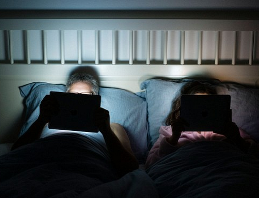 Reading-iPad-Screen-before-Sleeping