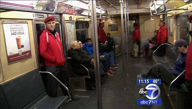 Видео: Guardian Angels патрулируют метро Нью-Йорка из-за увеличившегося в нем количества нападений