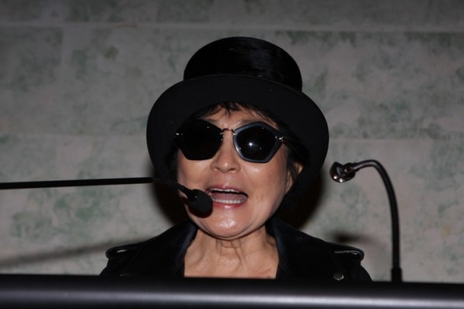 Видео: В Нью-Йорке вдова Джона Леннона, Йоко Оно, попала в больницу