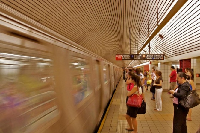 Популярное: Бездомный пытался столкнуть женщину под поезд