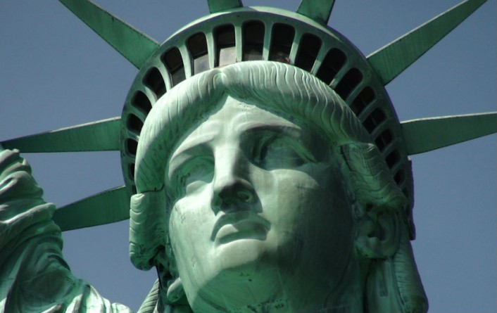 Популярное: Man in Custody in Attack on Tourist Who Refused to Buy Statue of Liberty Tickets
