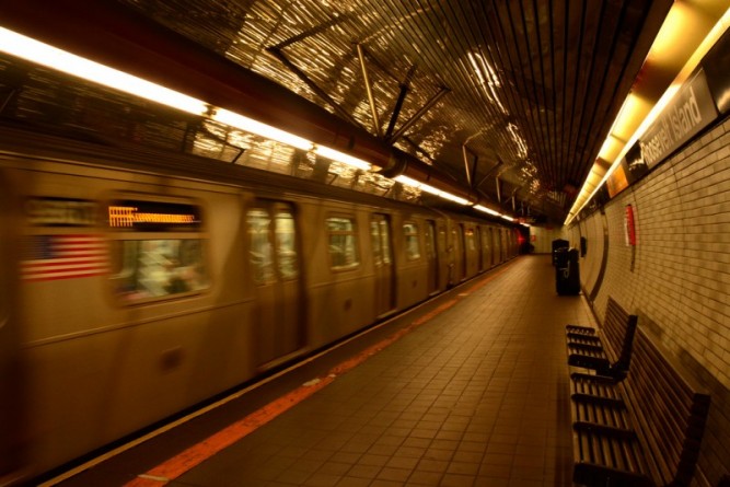 Происшествия: Пассажиры нью-йоркского метро оказались взаперти в одном из поездов в морозную ночь