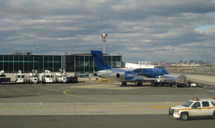 Происшествия: Дыра на посадочной полосе аэропорта в Нью-Йорке - результат приземления самолета