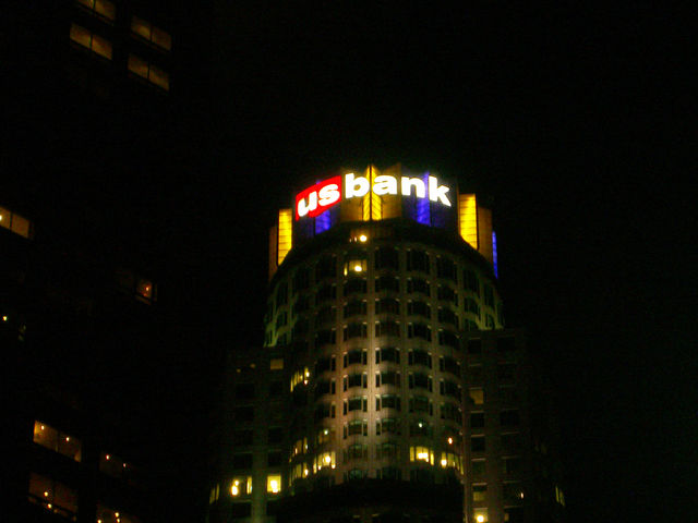 640px-US_Bank_Tower_during_09_Finals