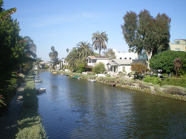 640px-Venice_Canal_District,_Los_Angeles,_2008_02