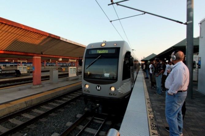 Происшествия: Золотая линия метро Лос-Анджелеса вновь заработала после аварии
