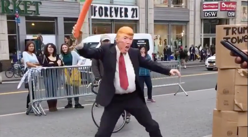 Популярное: Уличный артист Нью-Йорка, одетый как Дональд Трамп, позволяет ударить его за 5 $