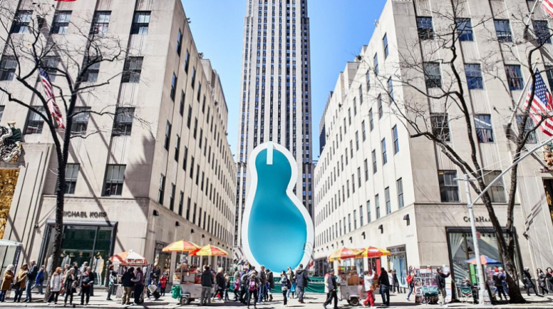 Досуг: Жители Нью-Йорка удивлены новой инсталляцией возле Рокфеллеровского центра